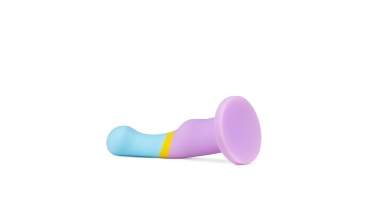 Avant - Silicone Dildo With Suction Cup - Heart of Gold - Image 5